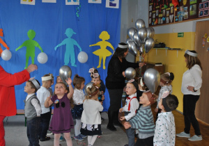 Dzieci bawią się srebrnymi balonikami. Ujęcie 2